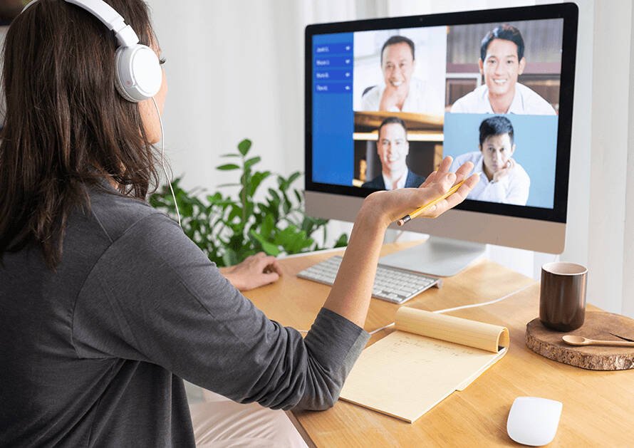 Mujer teletrabajando