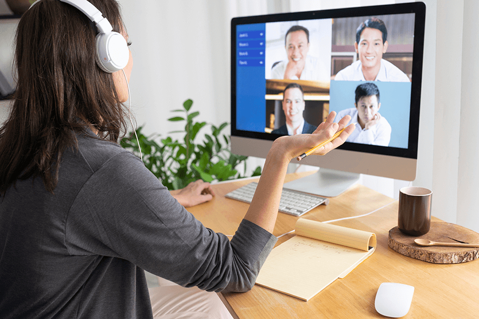 Mujer teletrabajando